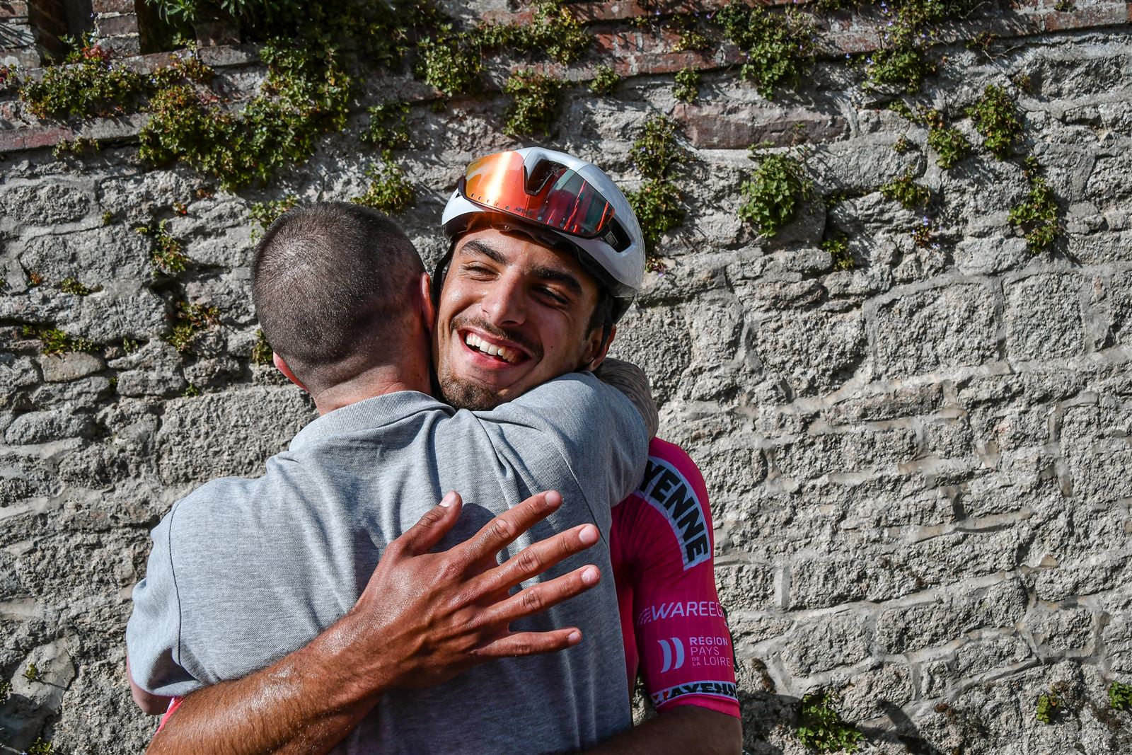 Mathieu souriant, dans les bras d'un proche à l'arrivée