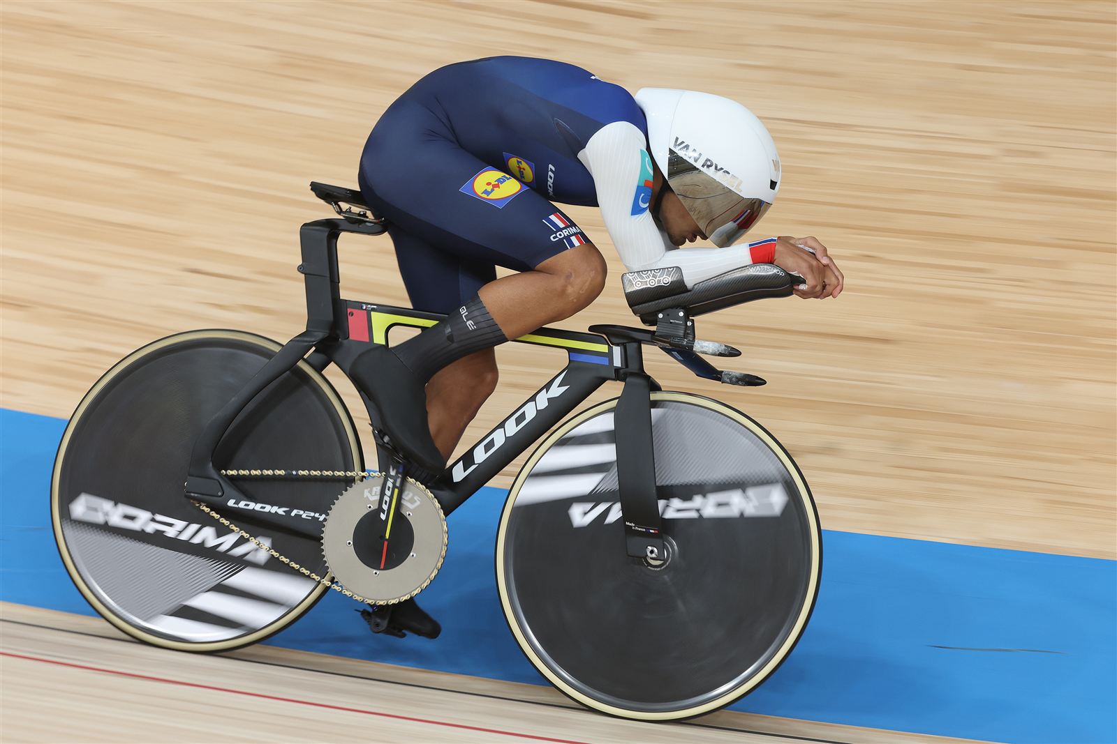 Mathieu lancé sur la piste en position aérodynamique avec l'équipe de France