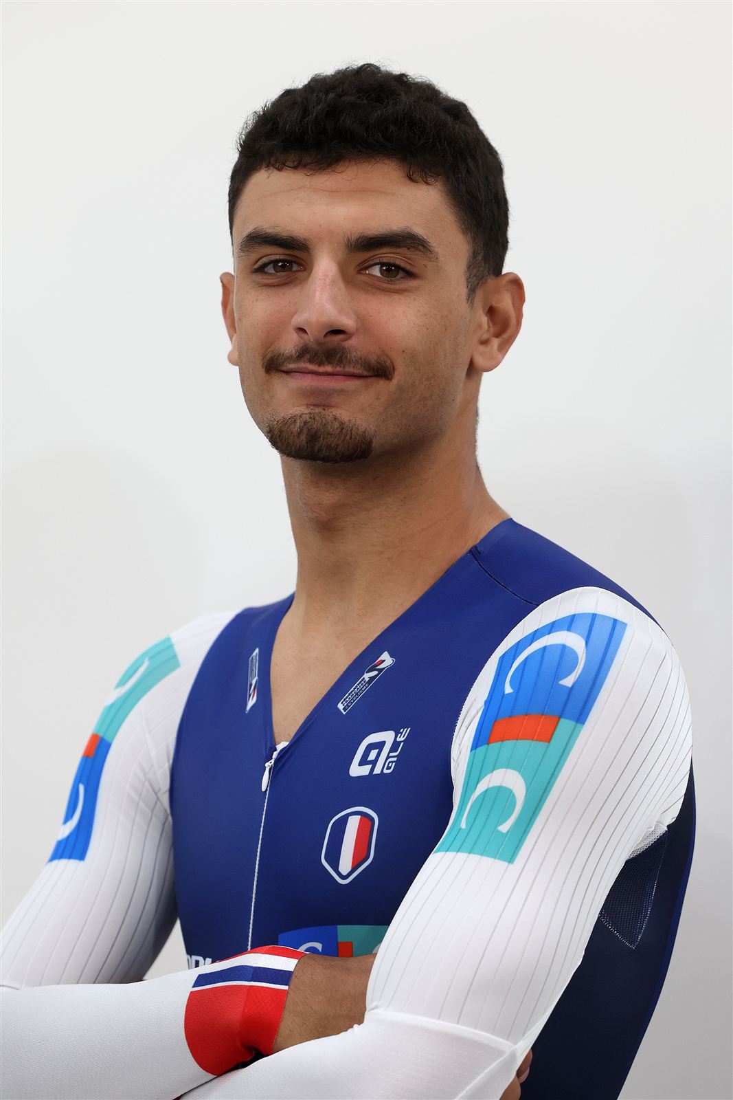 Portrait de Mathieu Dupé, bras croisés, en tenue de l'équipe de France