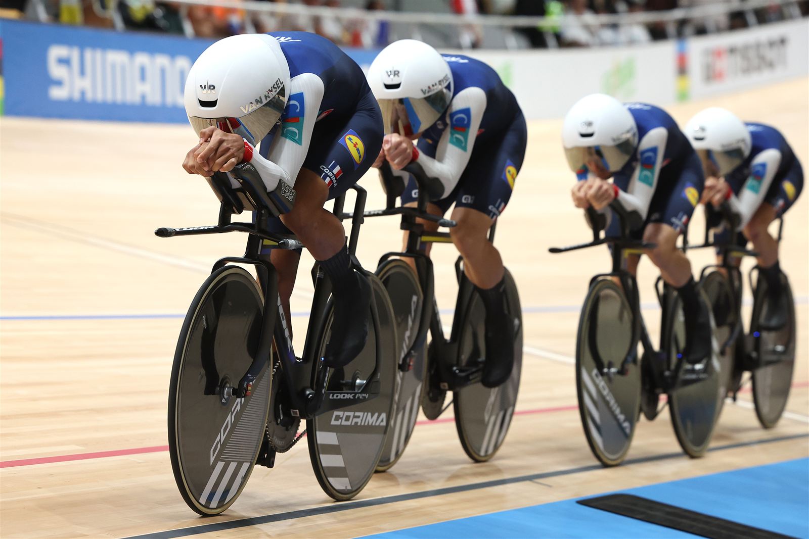 Les quatre coureurs de l'équipe de France en file sur la piste
