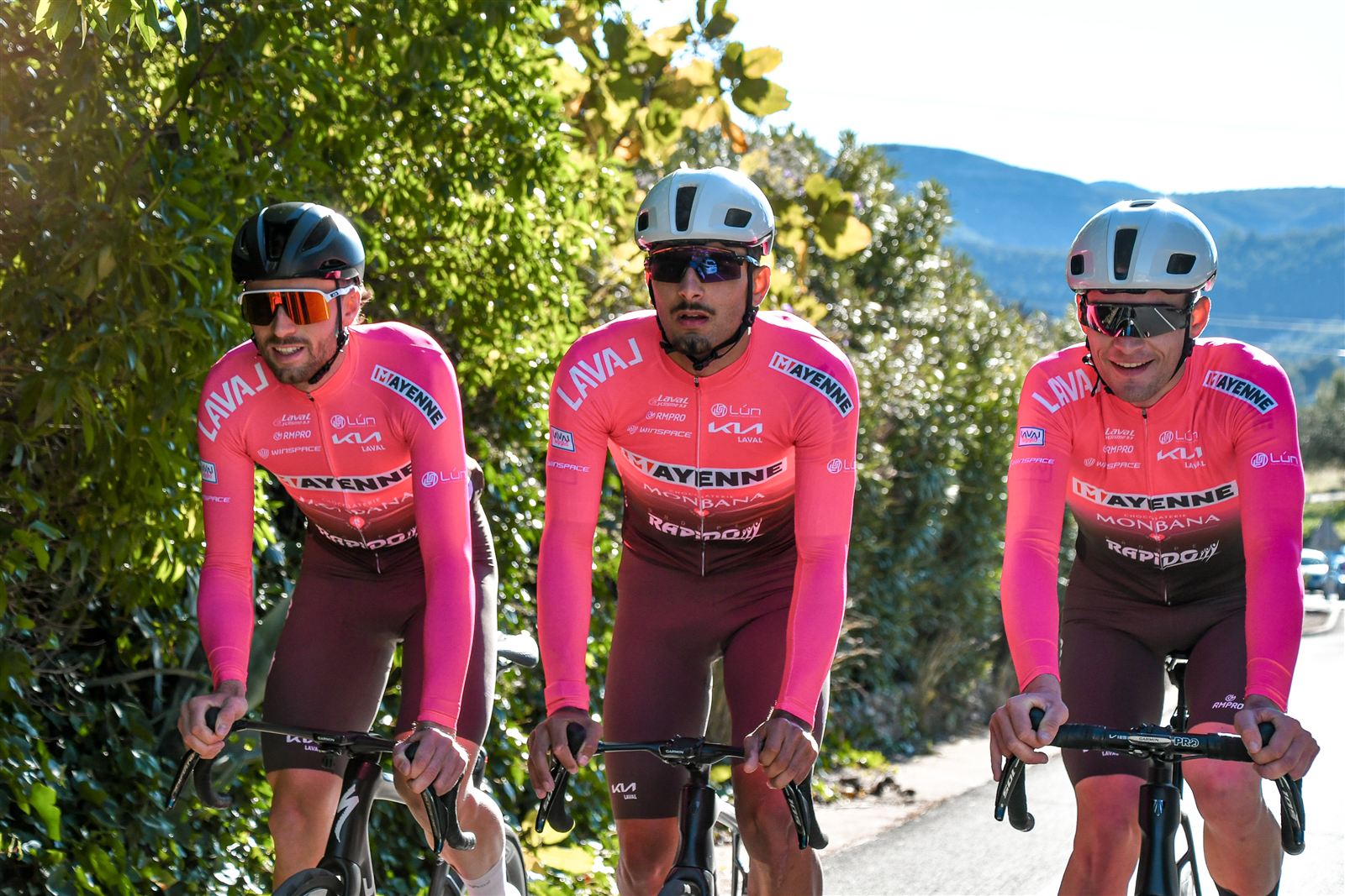 Trois coureurs de Mayenne Monbana Rapido côte à côte