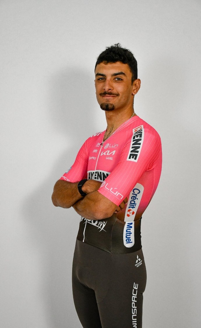Mathieu Dupé, bras croisés, en maillot de Mayenne Monbana Rapido